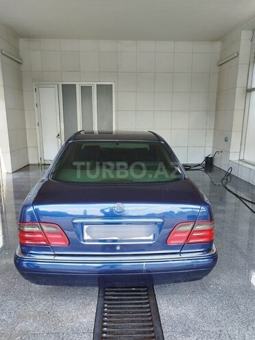 Mercedes E 240-4