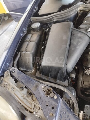 Mercedes E 240-11