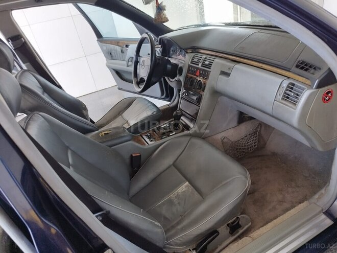 Mercedes E 240-17