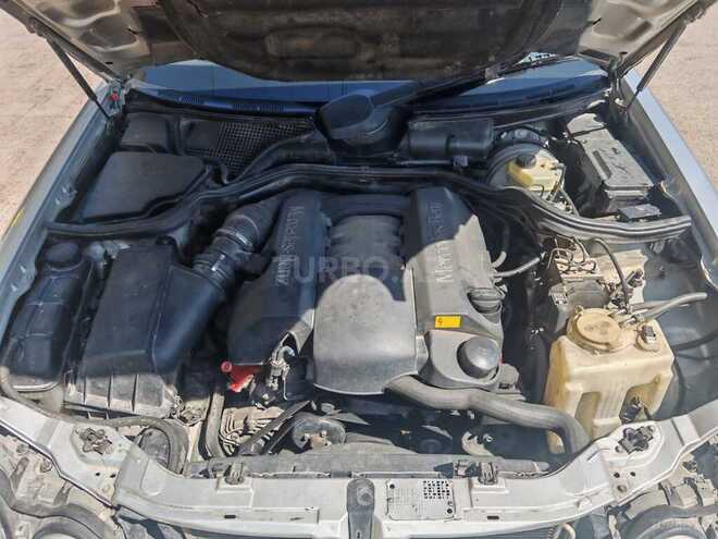 Mercedes E 240-4