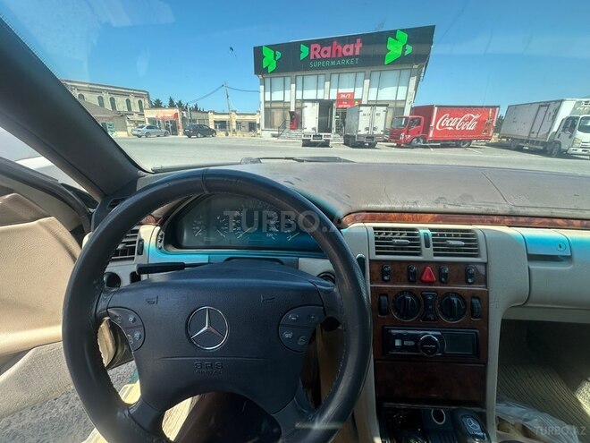 Mercedes E 220-11