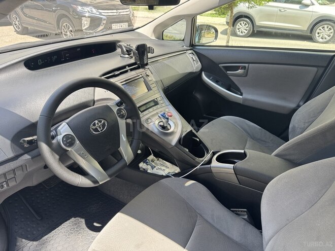 Toyota Prius-8