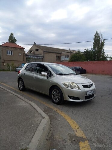 Toyota Auris-1