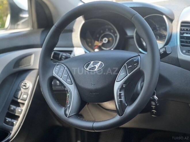 Hyundai Elantra-12