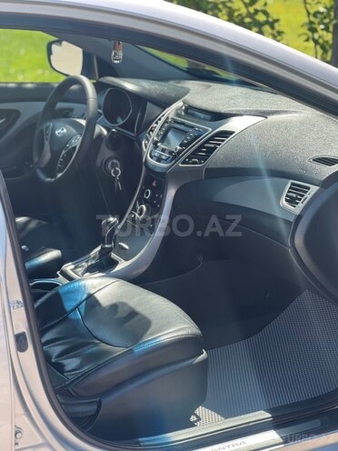 Hyundai Elantra-13
