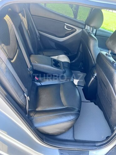Hyundai Elantra-11