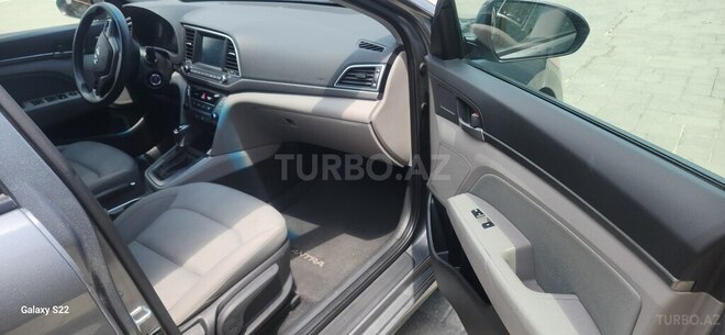Hyundai Elantra-11