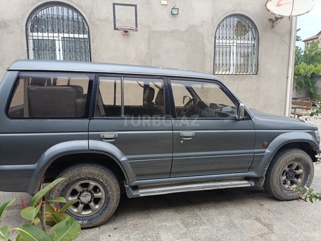 Mitsubishi Pajero-4