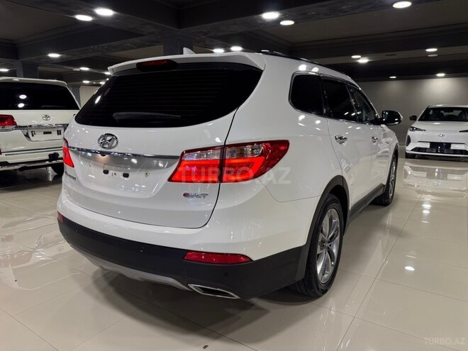 Hyundai Grand Santa Fe-5
