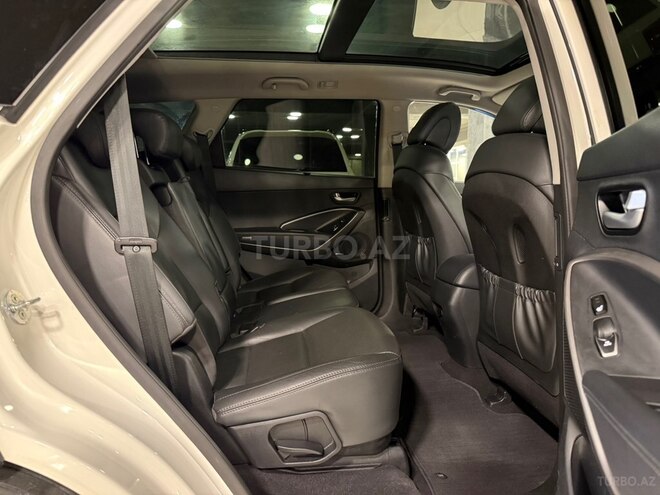 Hyundai Grand Santa Fe-13