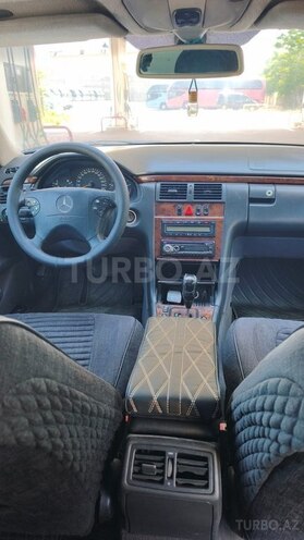 Mercedes E 220-11