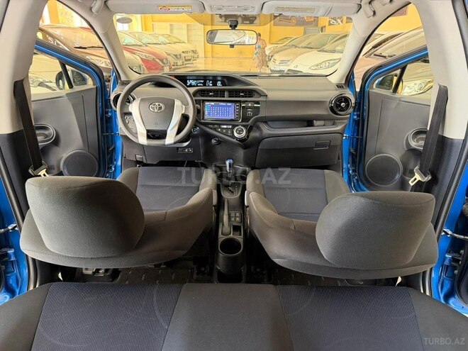 Toyota Aqua-12