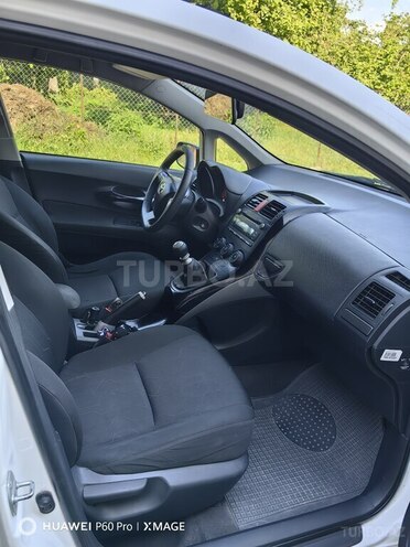 Toyota Auris-13