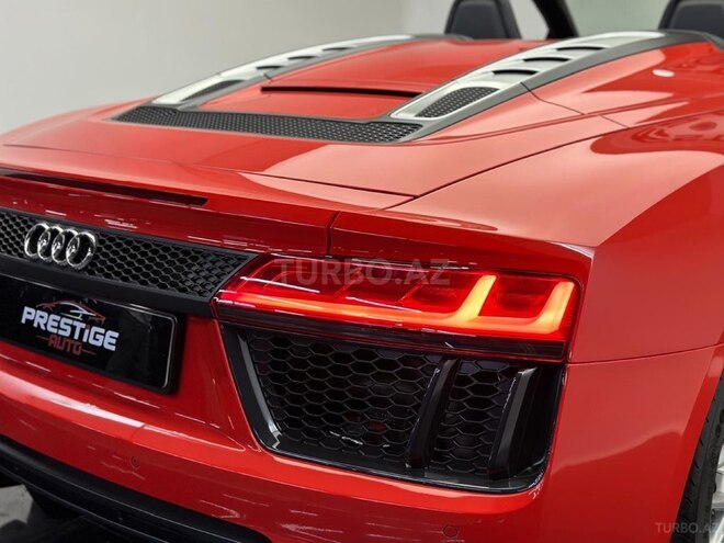 Audi R8-10