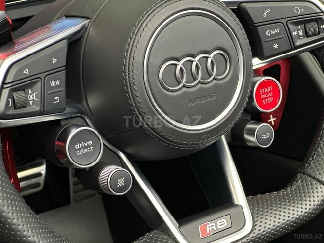 Audi R8-21