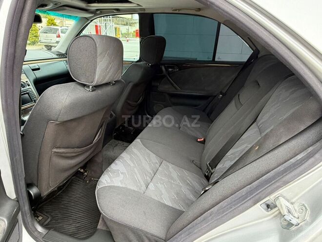 Mercedes E 240-13