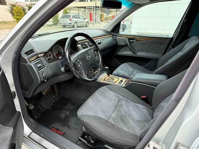 Mercedes E 240-12