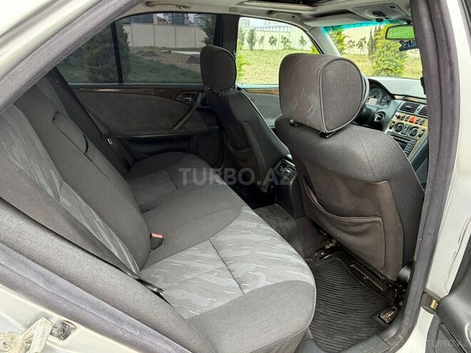 Mercedes E 240-11