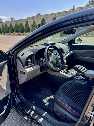 Hyundai Elantra-11