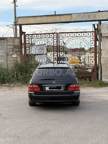 Mercedes E 220-11