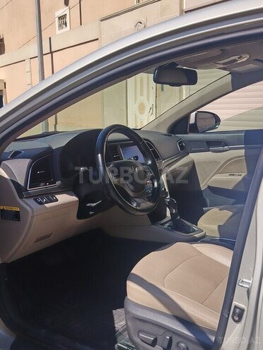 Hyundai Elantra-13