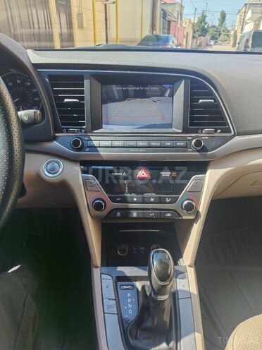 Hyundai Elantra-11
