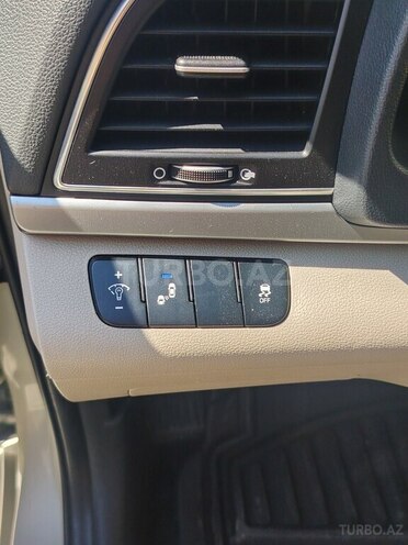 Hyundai Elantra-12