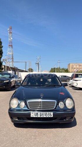 Mercedes E 270-1