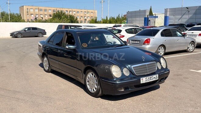 Mercedes E 270-4