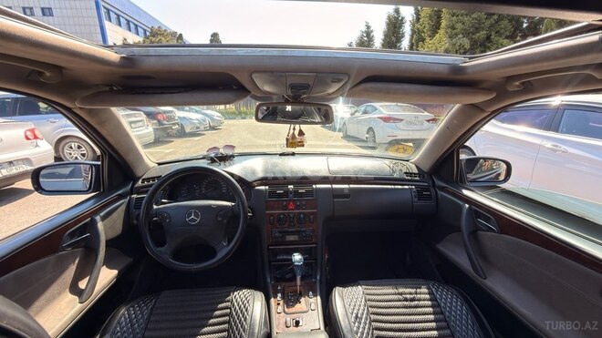 Mercedes E 270-3