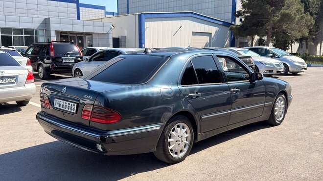 Mercedes E 270-6