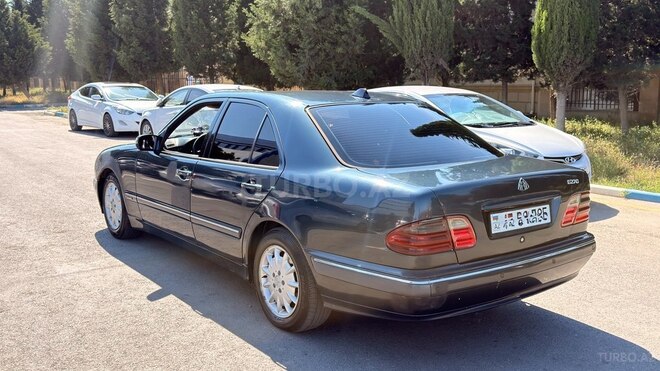 Mercedes E 270-7