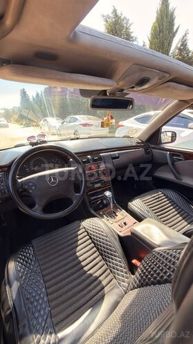 Mercedes E 270-8