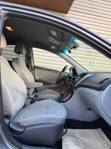 Hyundai Accent-11