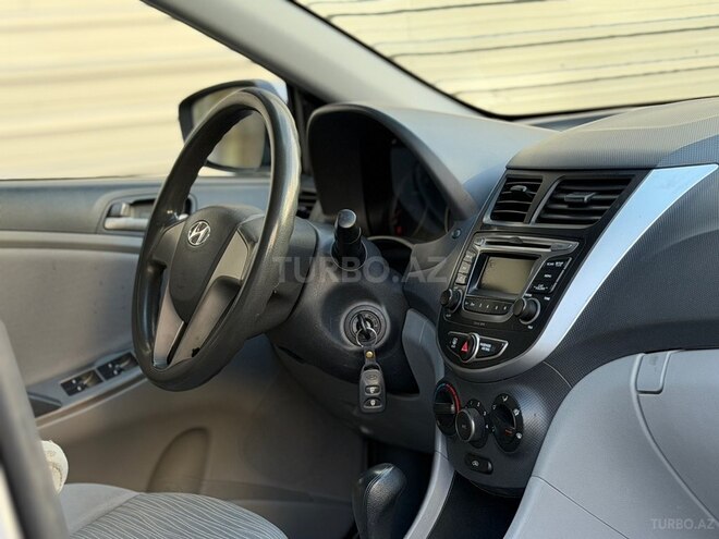 Hyundai Accent-12