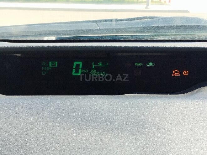 Toyota Prius-12