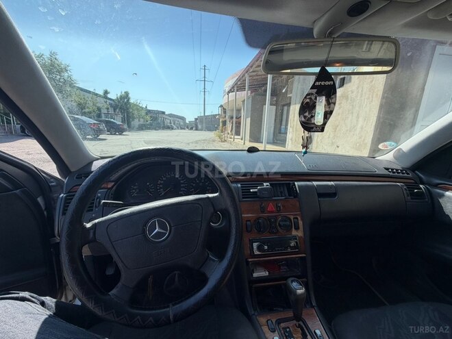 Mercedes E 240-3