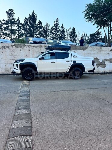 Mitsubishi L200-11