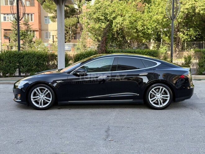 Tesla Model S-4