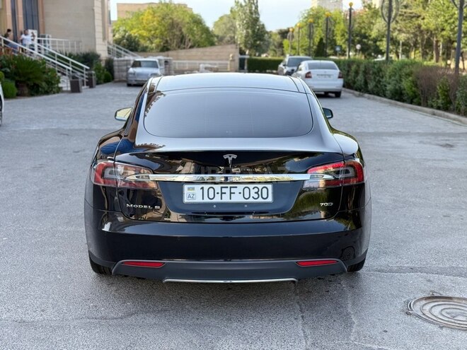 Tesla Model S-6