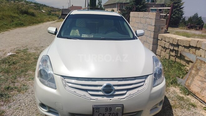 Nissan Altima-1