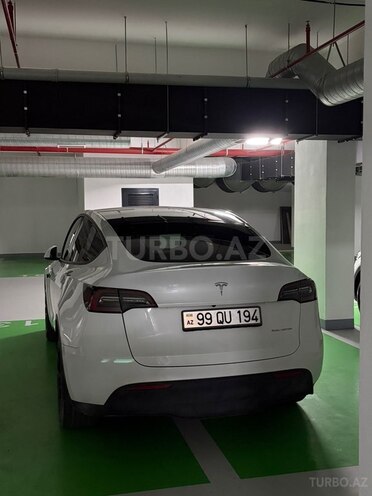 Tesla Model Y-9