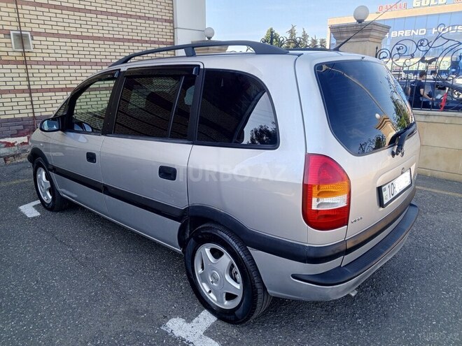 Opel Zafira-5