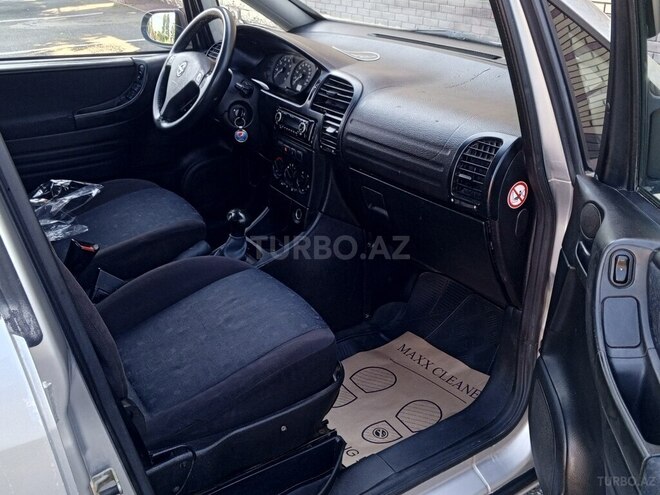 Opel Zafira-13