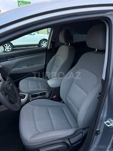 Hyundai Elantra-11