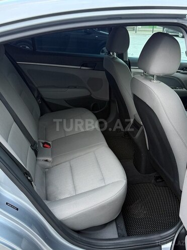 Hyundai Elantra-12