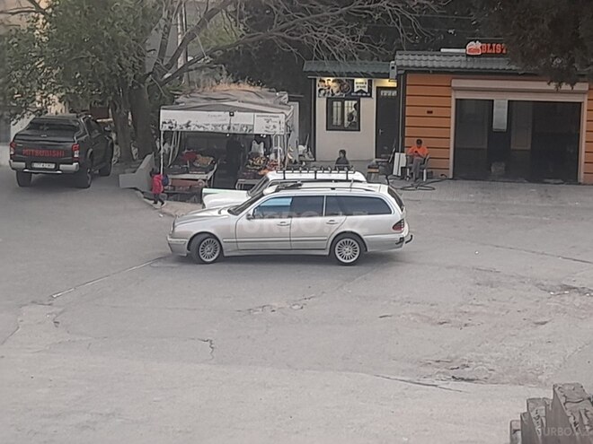 Mercedes E 270-6