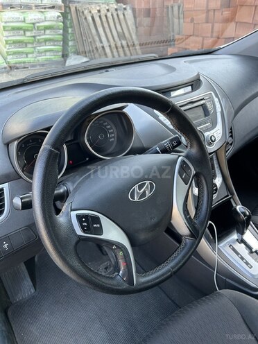 Hyundai Elantra-12