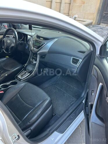 Hyundai Elantra-13