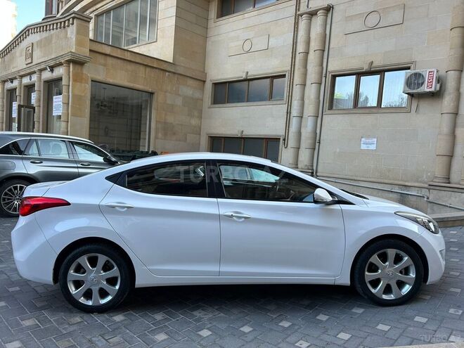 Hyundai Elantra-4